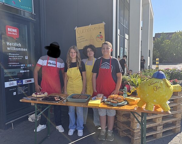 Kuchenverkauf der Klasse 8 am Rewe Nieder Olm 