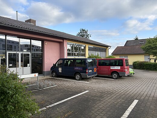 Schulbusse vor dem Haupteingang